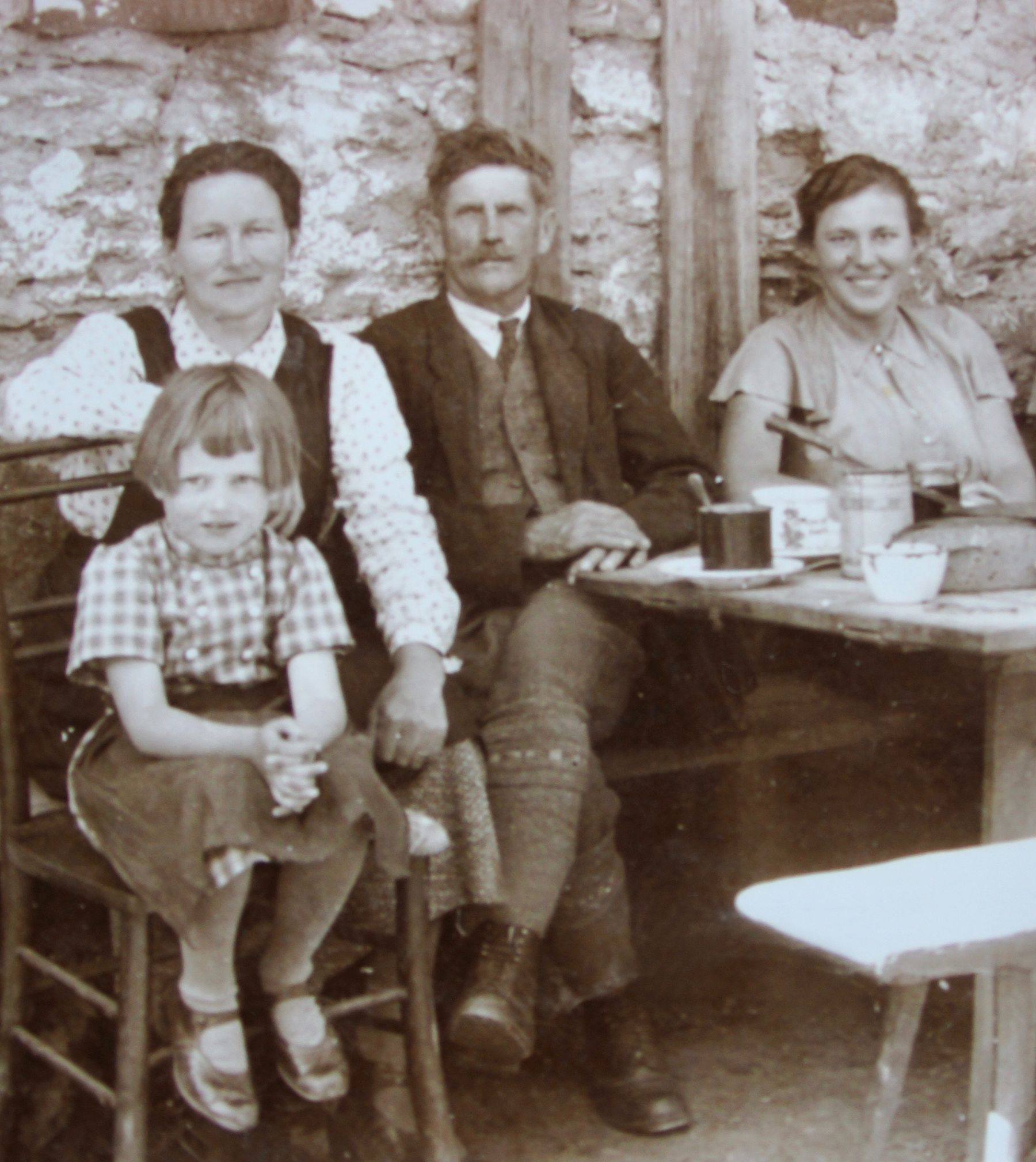 Martin  Schützinger mit seiner zweiten Frau Cäcilia und den Töchtern Juliana und Cilly © Privat