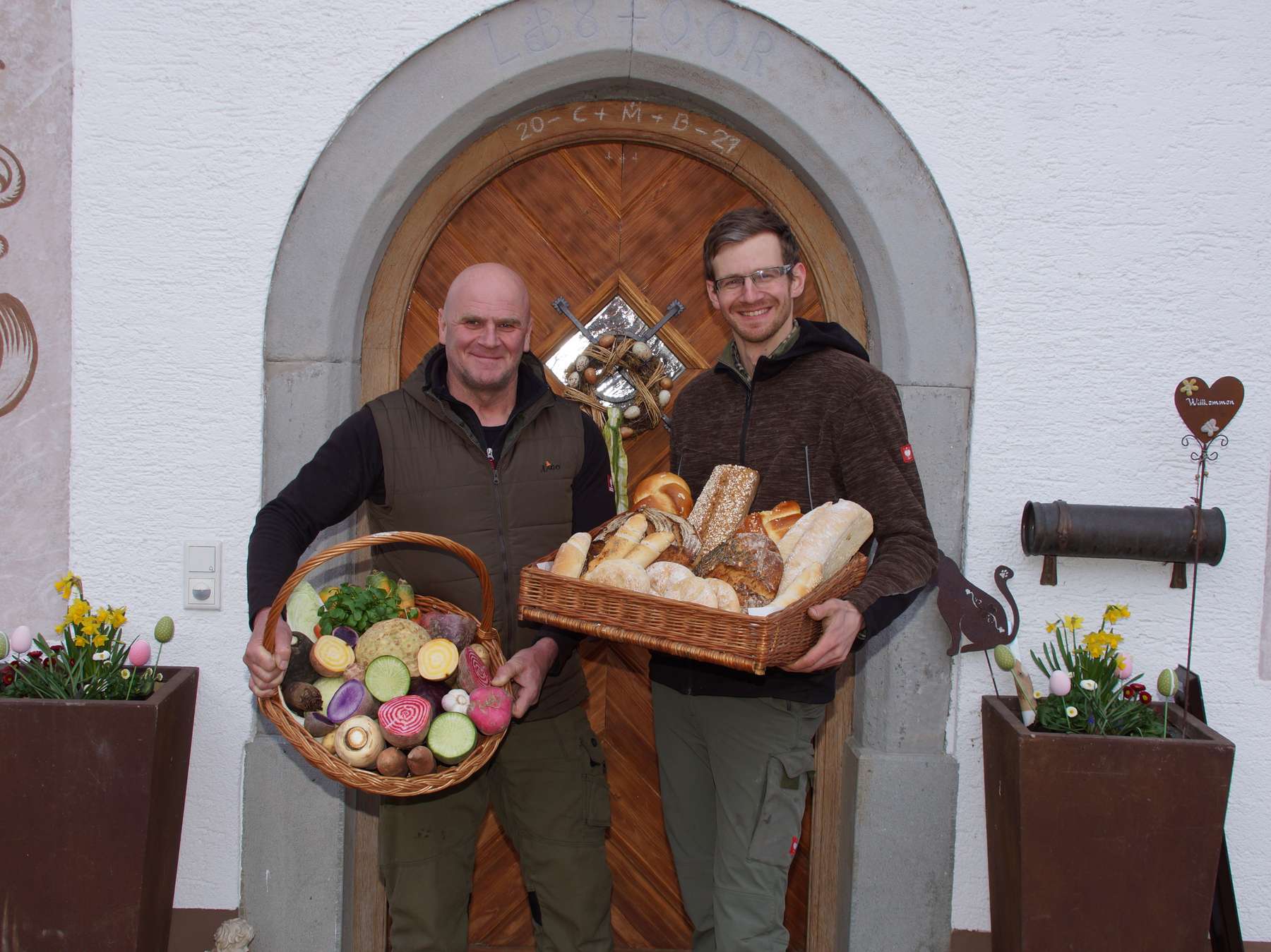 Georg Reiter mit einem Korb voll üppiger  Wintervielfalt , Sohn Georg mit köstlichen Brotvariationen .jpg © Gudrun Dürnberger Georg Reiter mit einem Korb voll üppiger  Wintervielfalt , Sohn Georg mit köstlichen Brotvariationen .jpg © Gudrun Dürnberger
