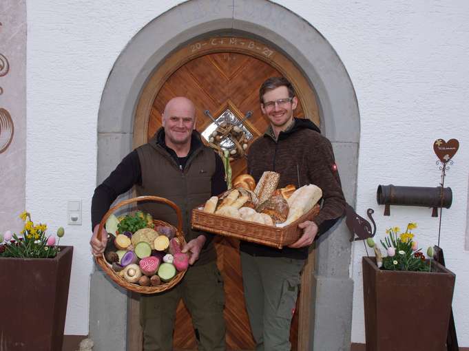 Georg Reiter mit einem Korb voll üppiger  Wintervielfalt , Sohn Georg mit köstlichen Brotvariationen .jpg © Gudrun Dürnberger