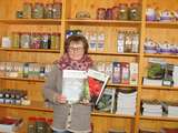 Andrea Rieder mit den Broschüren des Kräutergartens.jpg © Gudrun Dürnberger