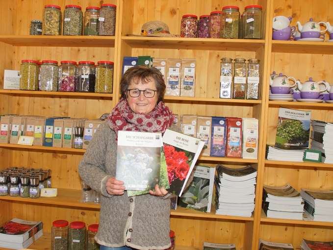 Andrea Rieder mit den Broschüren des Kräutergartens.jpg © Gudrun Dürnberger Andrea Rieder mit den Broschüren des Kräutergartens.jpg © Gudrun Dürnberger