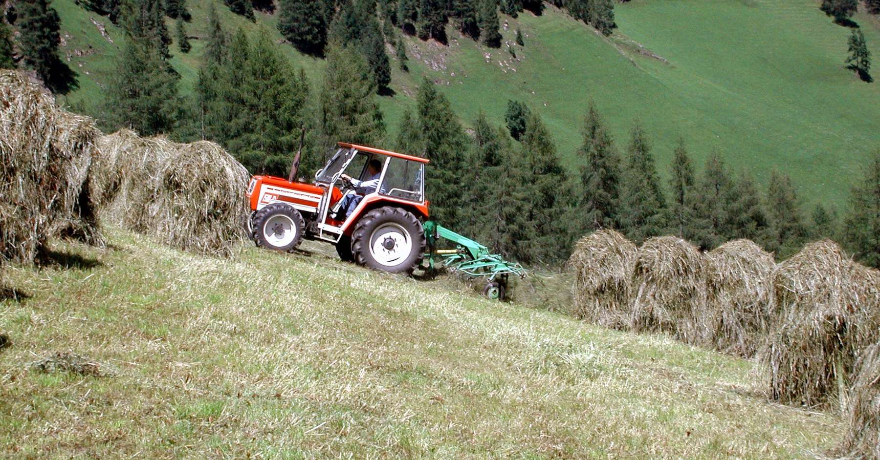 Traktor am Berg.jpg © Bilderbox Traktor am Berg.jpg © Bilderbox