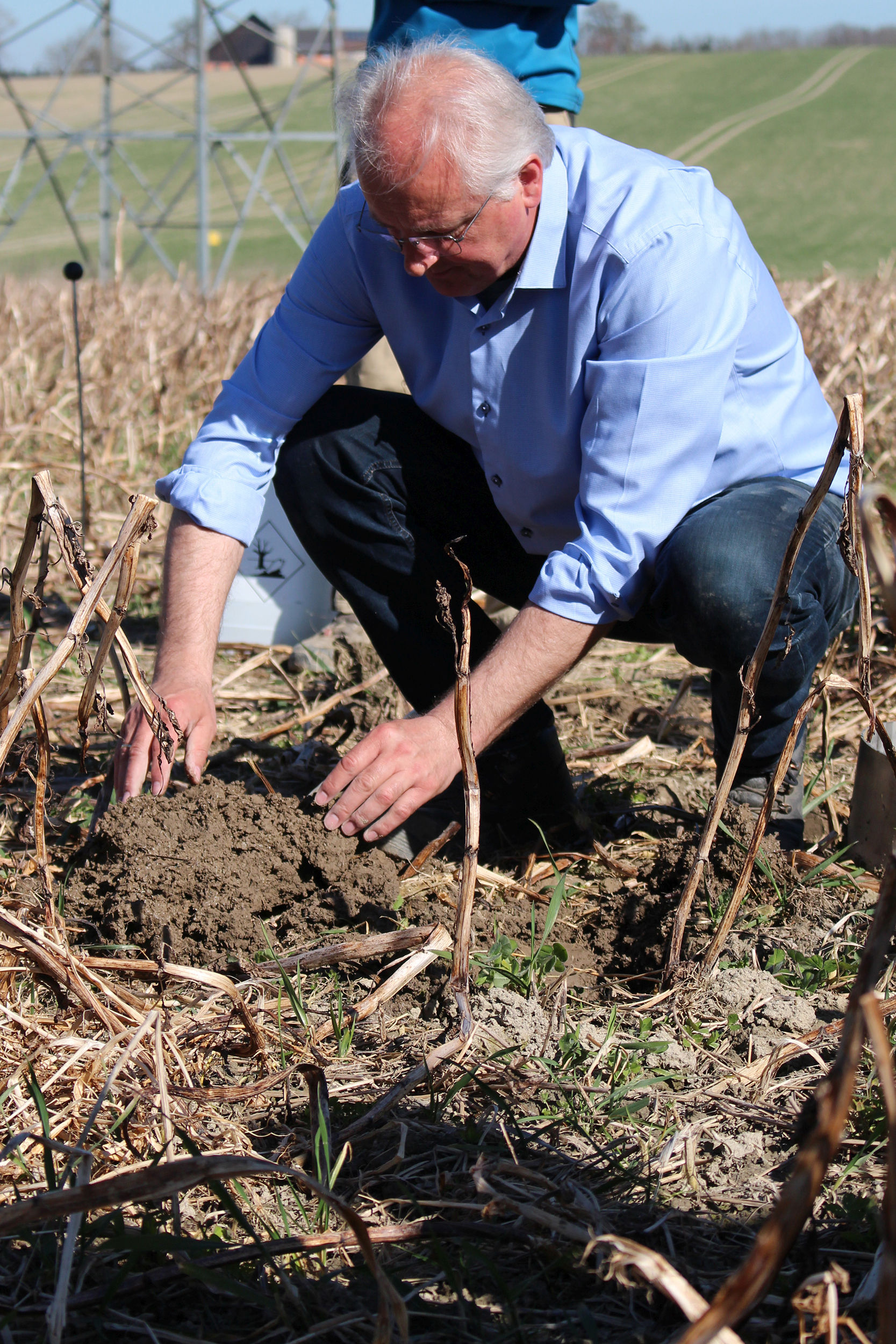 Norbert Ecker in seinem Element bei der Beurteilung der Bodenstruktur. © BWSB/Murauer Norbert Ecker in seinem Element bei der Beurteilung der Bodenstruktur. © BWSB/Murauer