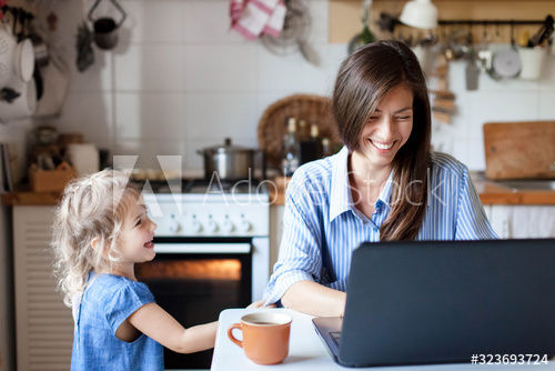Mutter und Kind vor Computer.jpg Mutter und Kind vor Computer.jpg