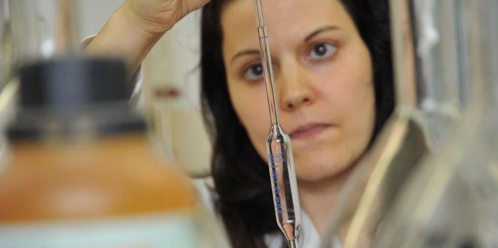 Labormitarbeiterin bei Probenanalyse © FML Rosenau