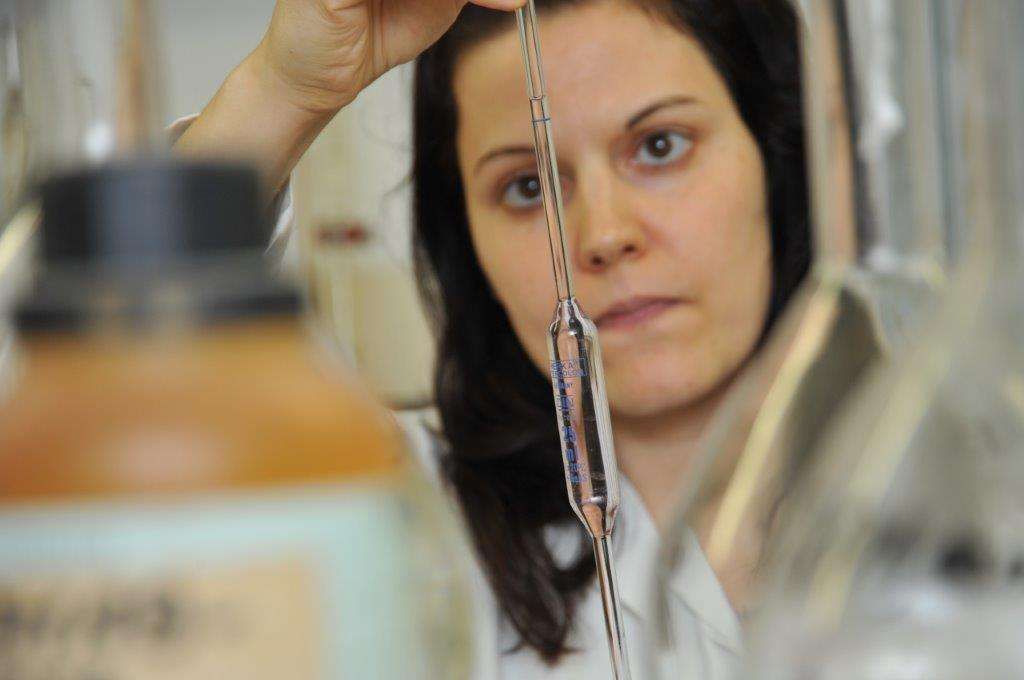 Labormitarbeiterin bei Probenanalyse © FML Rosenau