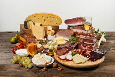 Gedecktter Tisch mit bäuerlichen Milch- und Fleischprodukten © Werner Krug