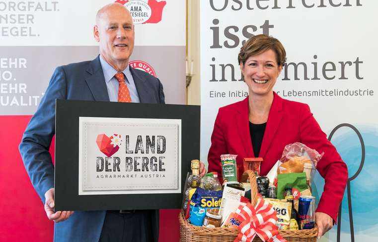 Erstmals schaffte die Alpenrepublik einen positiven Saldo im Agraraußenhandel. Darüber freuen sich Michael Blass von der AMA-Marketing und Katharina Koßdorff vom Fachverband der Lebensmittelindustrie. Erstmals schaffte die Alpenrepublik einen positiven Saldo im Agraraußenhandel. Darüber freuen sich Michael Blass von der AMA-Marketing und Katharina Koßdorff vom Fachverband der Lebensmittelindustrie.