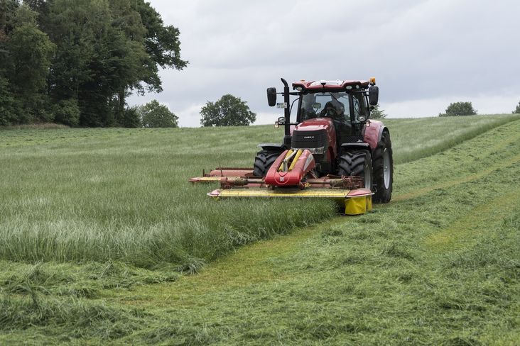 Traktor mit Mähwerk Traktor mit Mähwerk