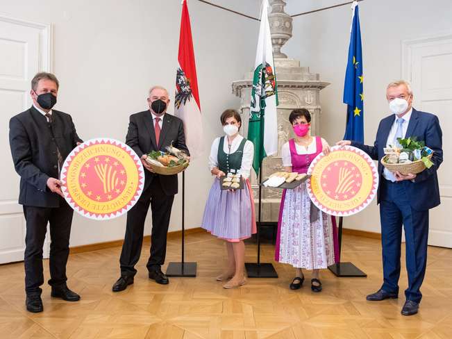 Delegation mit dem von der EU geadelten Ennstaler Steirerkas g.U. in der Grazer Burg Delegation mit dem von der EU geadelten Ennstaler Steirerkas g.U. in der Grazer Burg