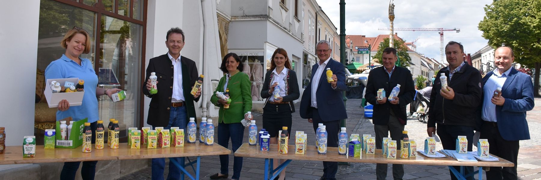 Milchverteilaktion in Eisenstadt Weltmilchtag Milch.jpg