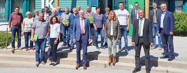 Das Pilotprojekt in Uttissenbach wurde erfolgreich abgeschlossen. Am Foto die betroffenen Grundeigentümer, Vertreter der NÖ Agrarbezirksbehörde, der Landwirtschaftskammer NÖ und der Bezirksbauernkammer Zwettl. Das Pilotprojekt in Uttissenbach wurde erfolgreich abgeschlossen. Am Foto die betroffenen Grundeigentümer, Vertreter der NÖ Agrarbezirksbehörde, der Landwirtschaftskammer NÖ und der Bezirksbauernkammer Zwettl.