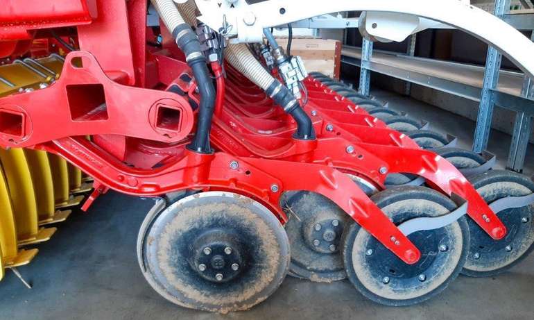 Durch die Ausführung mit gleich langen Sähebeln bei einem Scharschritt von 30 cm lastet auf jeder Doppelscheibenschar der gleiche Druck. Durch die Ausführung mit gleich langen Sähebeln bei einem Scharschritt von 30 cm lastet auf jeder Doppelscheibenschar der gleiche Druck.