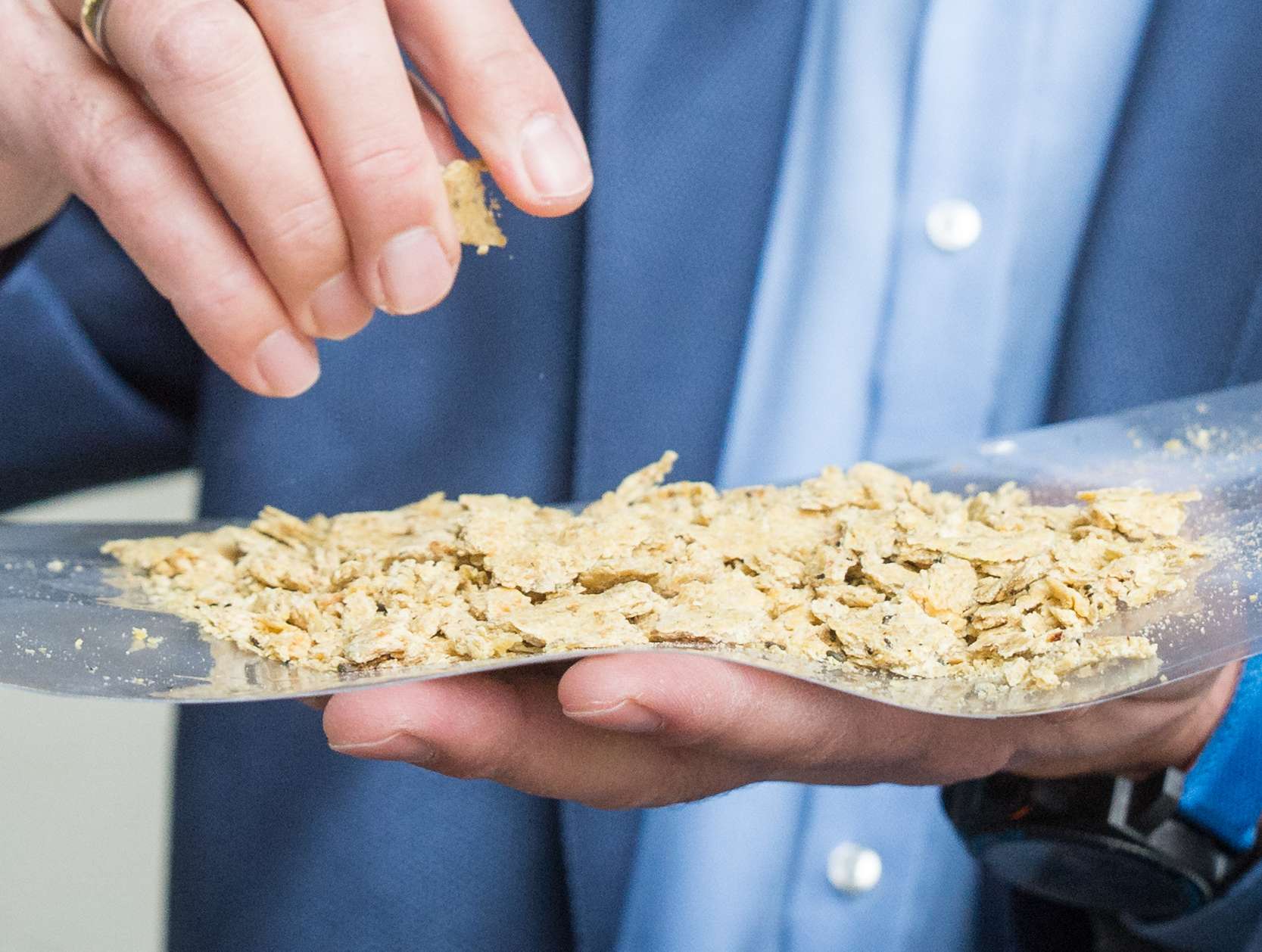 Mann hält Sojapresskuchen in der Hand © Landwirtschaftskammer Steiermark / Alexander Danner Mann hält Sojapresskuchen in der Hand © Landwirtschaftskammer Steiermark / Alexander Danner