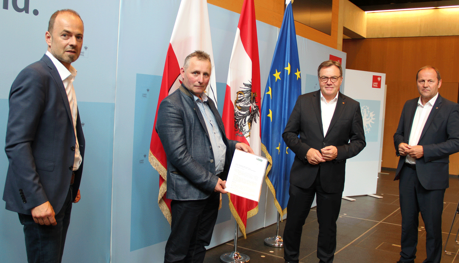 Übergabe-Forderungspapier-LH.png © Singer Übergabe-Forderungspapier-LH.png © Singer