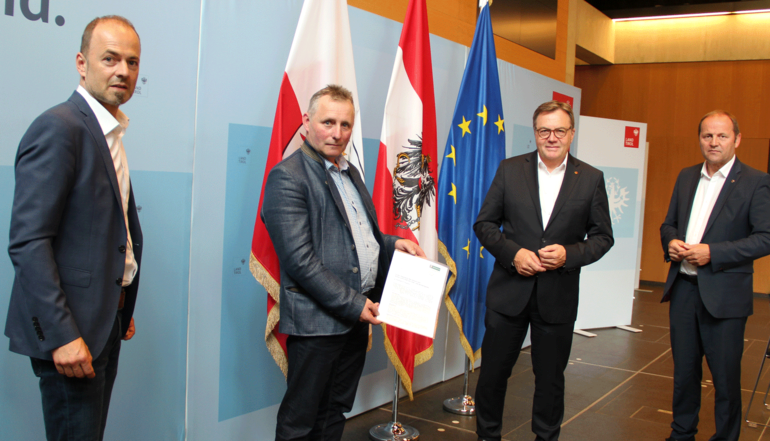 Übergabe-Forderungspapier-LH.png © Singer Übergabe-Forderungspapier-LH.png © Singer