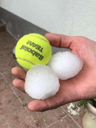 Die Hagelschloßen in Eberschwang (OÖ) bis zur Größe von Tennisbällen richteten immense Schäden an. © ÖHV Die Hagelschloßen in Eberschwang (OÖ) bis zur Größe von Tennisbällen richteten immense Schäden an. © ÖHV
