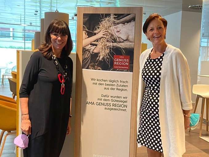 Vizepräsidentin Maria Pein gratuliert WKO-Vizepräsidentin Martha Schultz © KK