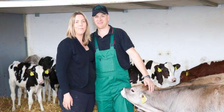 Als AMA Gütesiegelbetrieb nehmen Tanja und Markus Roch mit der Stiermast auch am Qualitätsprogramm Qplus Rind teil. Sie schätzen die Auswertungen und die Förderung des Programmes. Seit heuer mästen sie auf ihrem Betrieb in Tulbing auch "Kalb rosé" Kälber Als AMA Gütesiegelbetrieb nehmen Tanja und Markus Roch mit der Stiermast auch am Qualitätsprogramm Qplus Rind teil. Sie schätzen die Auswertungen und die Förderung des Programmes. Seit heuer mästen sie auf ihrem Betrieb in Tulbing auch "Kalb rosé" Kälber