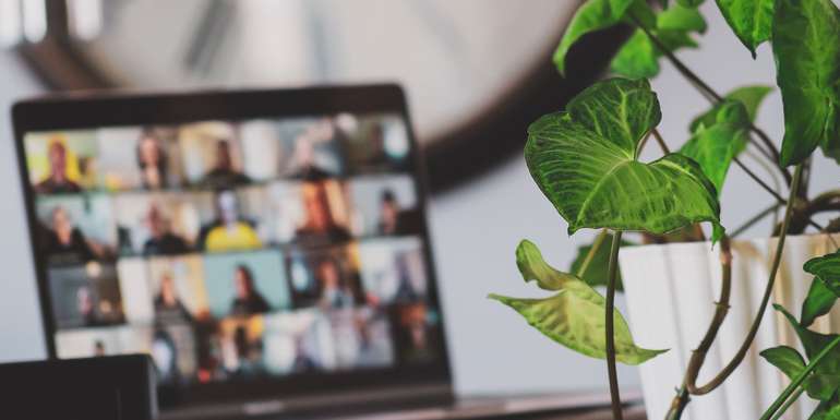 Laptop mit einer Onlinekonferenz