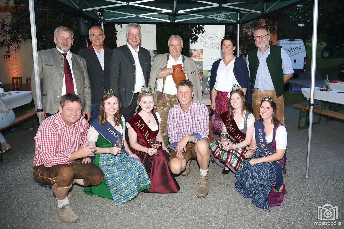 Mosttaufe + Kammerzugehörige.jpg © BBK Amstetten - Ing.Andreas Ennser Mosttaufe + Kammerzugehörige.jpg © BBK Amstetten - Ing.Andreas Ennser