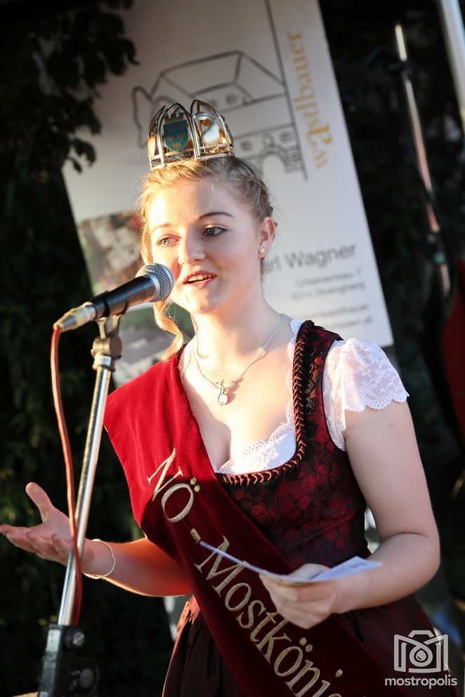 NÖ Mostkönigin Sigrid I. Ansprache.jpg © BBK Amstetten - Ing.Andreas Ennser NÖ Mostkönigin Sigrid I. Ansprache.jpg © BBK Amstetten - Ing.Andreas Ennser