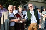 Begrüßung des Mostpaten Leo Windtner durch NÖ Mostkönigin Sigrid I. + Wastlbauer.jpg © BBK Amstetten - Ing.Andreas Ennser Begrüßung des Mostpaten Leo Windtner durch NÖ Mostkönigin Sigrid I. + Wastlbauer.jpg © BBK Amstetten - Ing.Andreas Ennser