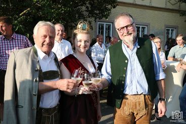 Begrüßung des Mostpaten Leo Windtner durch NÖ Mostkönigin Sigrid I. + Wastlbauer.jpg © BBK Amstetten - Ing.Andreas Ennser Begrüßung des Mostpaten Leo Windtner durch NÖ Mostkönigin Sigrid I. + Wastlbauer.jpg © BBK Amstetten - Ing.Andreas Ennser