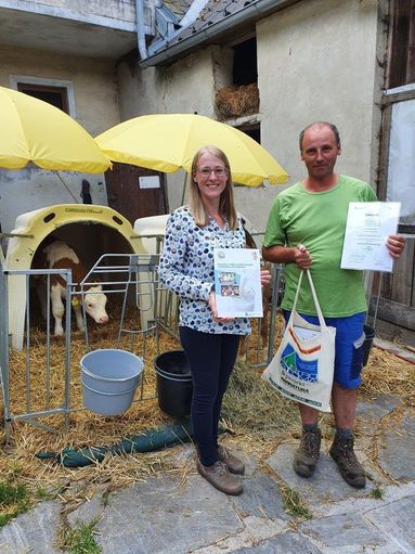 Mann und Frau vor einer Kälberbox © Romana Schneider/ LK NÖ