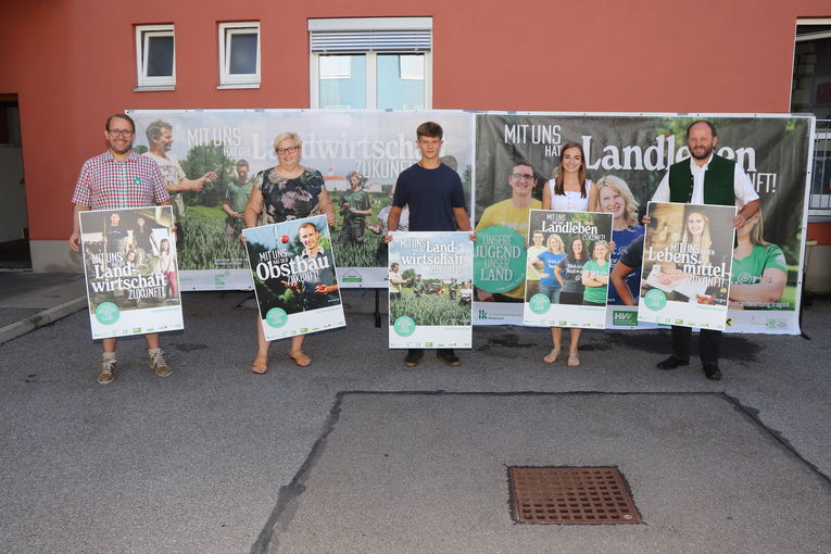 Große Unterstützung für die junge Landwirtschaft Hartberg-Fürstenfeld kommt von Kammerobmann Herbert Lebitsch (rechts), Bezirksbäuerin Michaela Mauerhofer (2.v.l.) und Kammersekretär Manfred Oberer (links). .jpg © Woche/Mayer