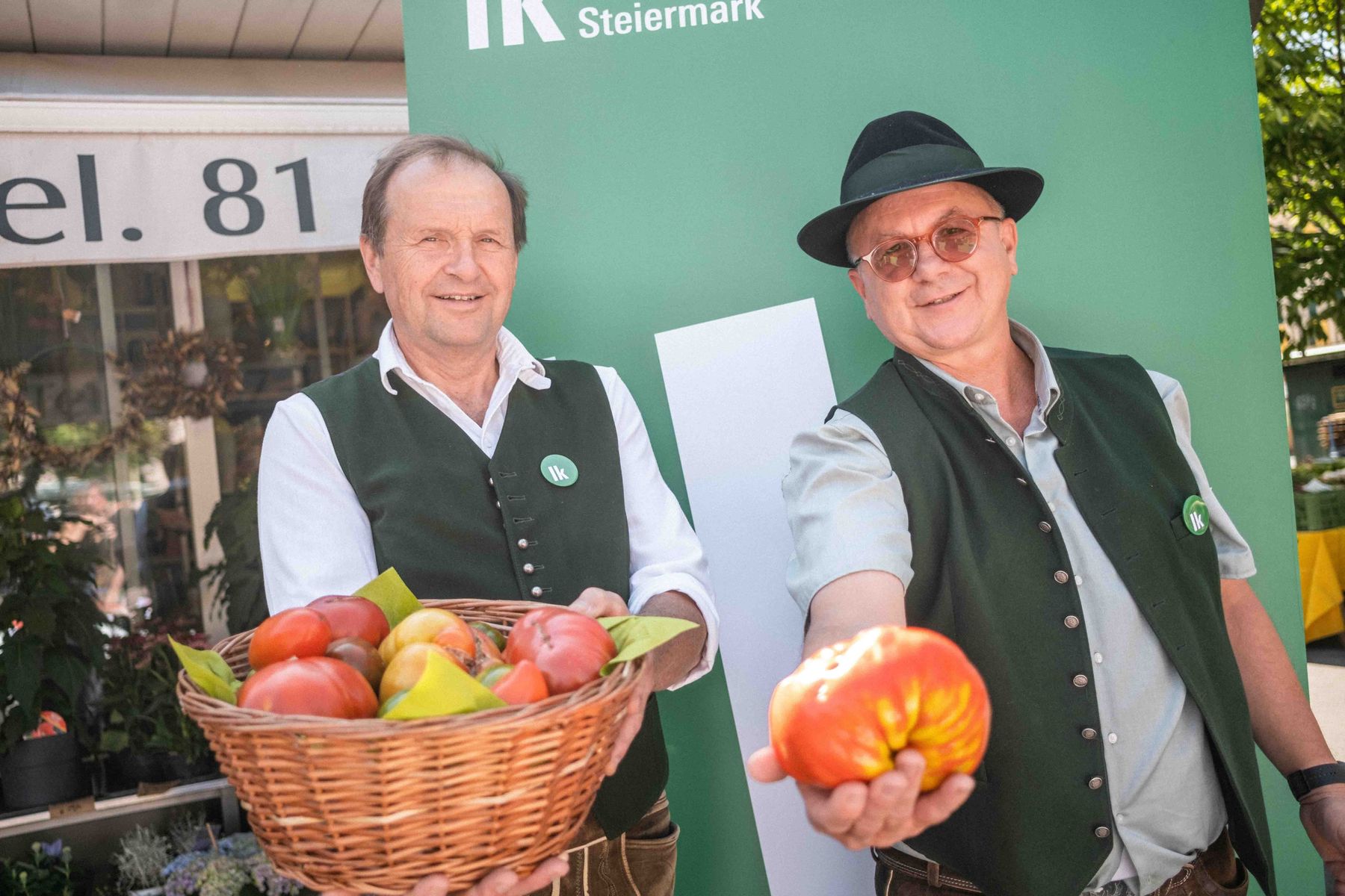 Bei Ochsenherz-Paradeisern ist die Steiermark Marktführer: Kammerdirektor Werner Brugner (links) und Gemüsebauverbandsobmann Fritz Rauer.jpg