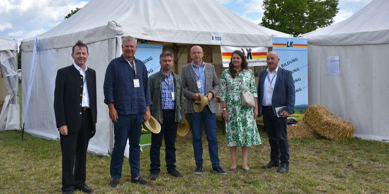 Vertreter der Landwirtschaftskammer Kroatien mit Präsident Berlakovich und Kammerdirektor Prieler.jpg Vertreter der Landwirtschaftskammer Kroatien mit Präsident Berlakovich und Kammerdirektor Prieler.jpg