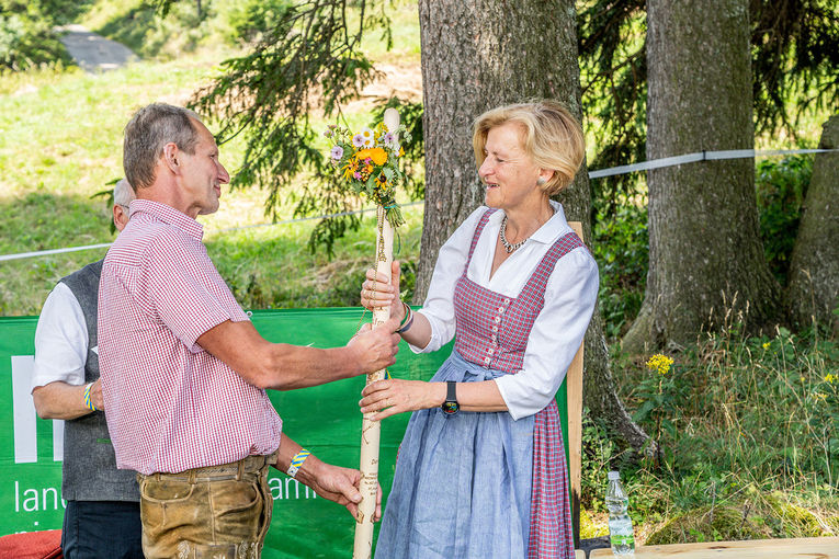 71. NÖ Almwandertag_Höchste Auszeichnung für Dorli Draxler © Georg Pomassl/LK Niederösterreich