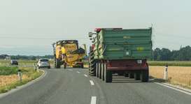 Landmaschinen im Strassenverkehr 2-ID74339.jpg Landmaschinen im Strassenverkehr 2-ID74339.jpg