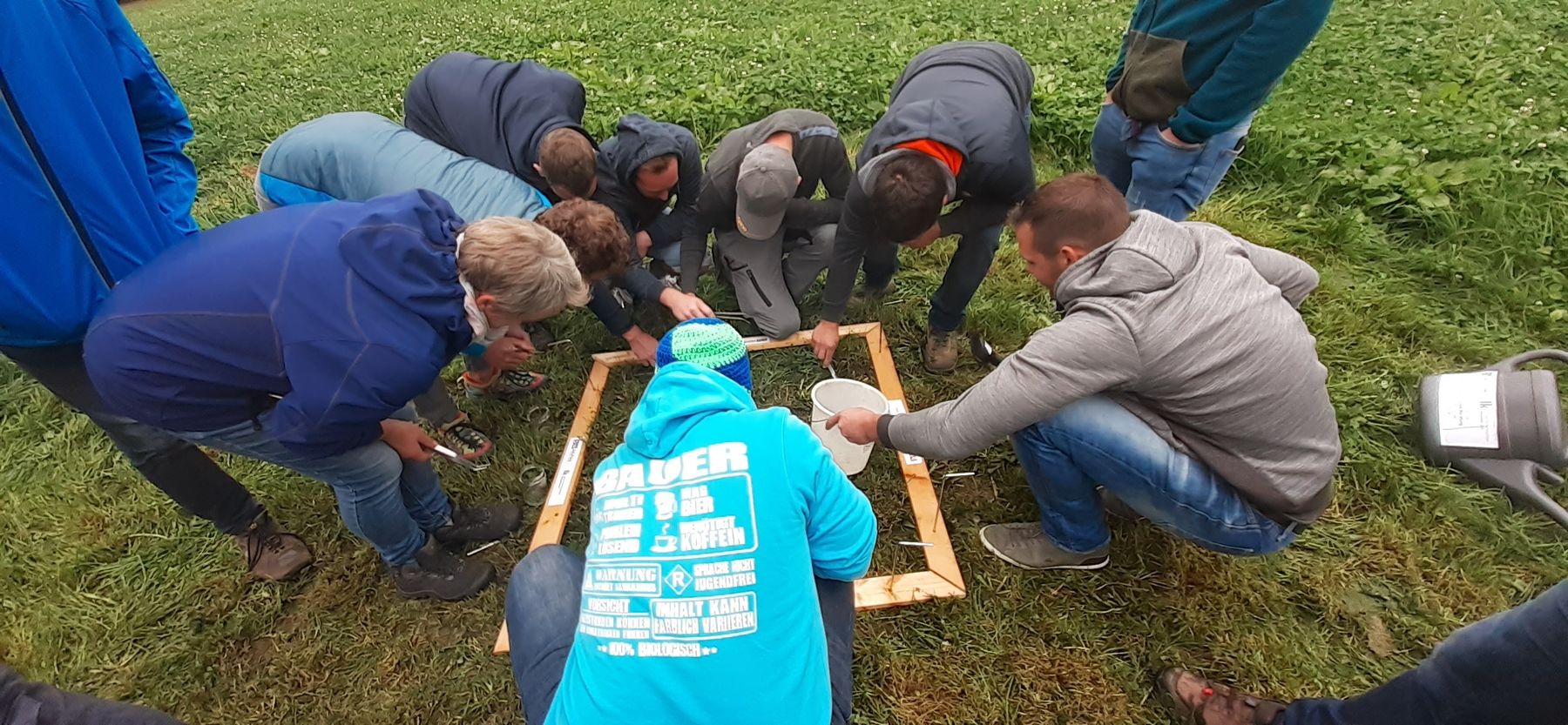 Landwirte beim Einsammeln von Regenwürmern © BWSB/Gerstl