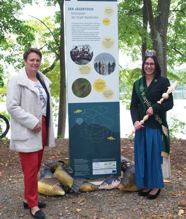 Erster Karpfeninfopoint in Waidhofen an der Thaya von Landwirtschaftskammer Niederösterreich-Vizepräsidentin Andrea Wagner und Karpfenkönigin Luna enthüllt. © NÖ Teichwirteverband Erster Karpfeninfopoint in Waidhofen an der Thaya von Landwirtschaftskammer Niederösterreich-Vizepräsidentin Andrea Wagner und Karpfenkönigin Luna enthüllt. © NÖ Teichwirteverband