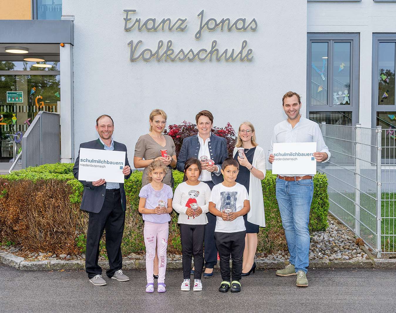 Weltschulmilchtag 2021: Gruppe vor Volksschule © Georg Pomassl/LK Niederösterreich Weltschulmilchtag 2021: Gruppe vor Volksschule © Georg Pomassl/LK Niederösterreich