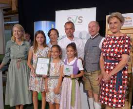 SVS-Auszeichnung für sichere Bauernhöfe Familie Kinzl SVS.jpg