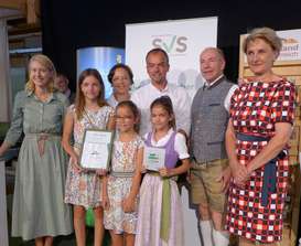 SVS-Auszeichnung für sichere Bauernhöfe Familie Kinzl SVS.jpg SVS-Auszeichnung für sichere Bauernhöfe Familie Kinzl SVS.jpg