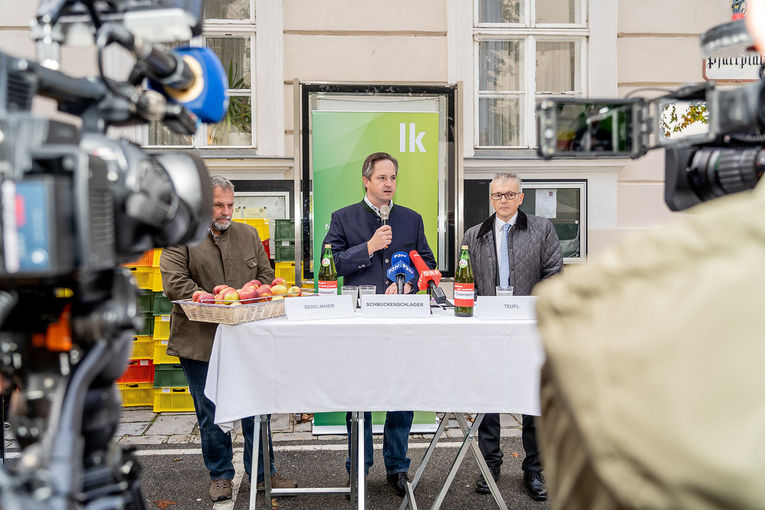 Apfelsaftaktion  Apfelsaft aus Apfel g´macht  der LK NÖ.jpg © Georg Pomassl/LK Niederösterreich