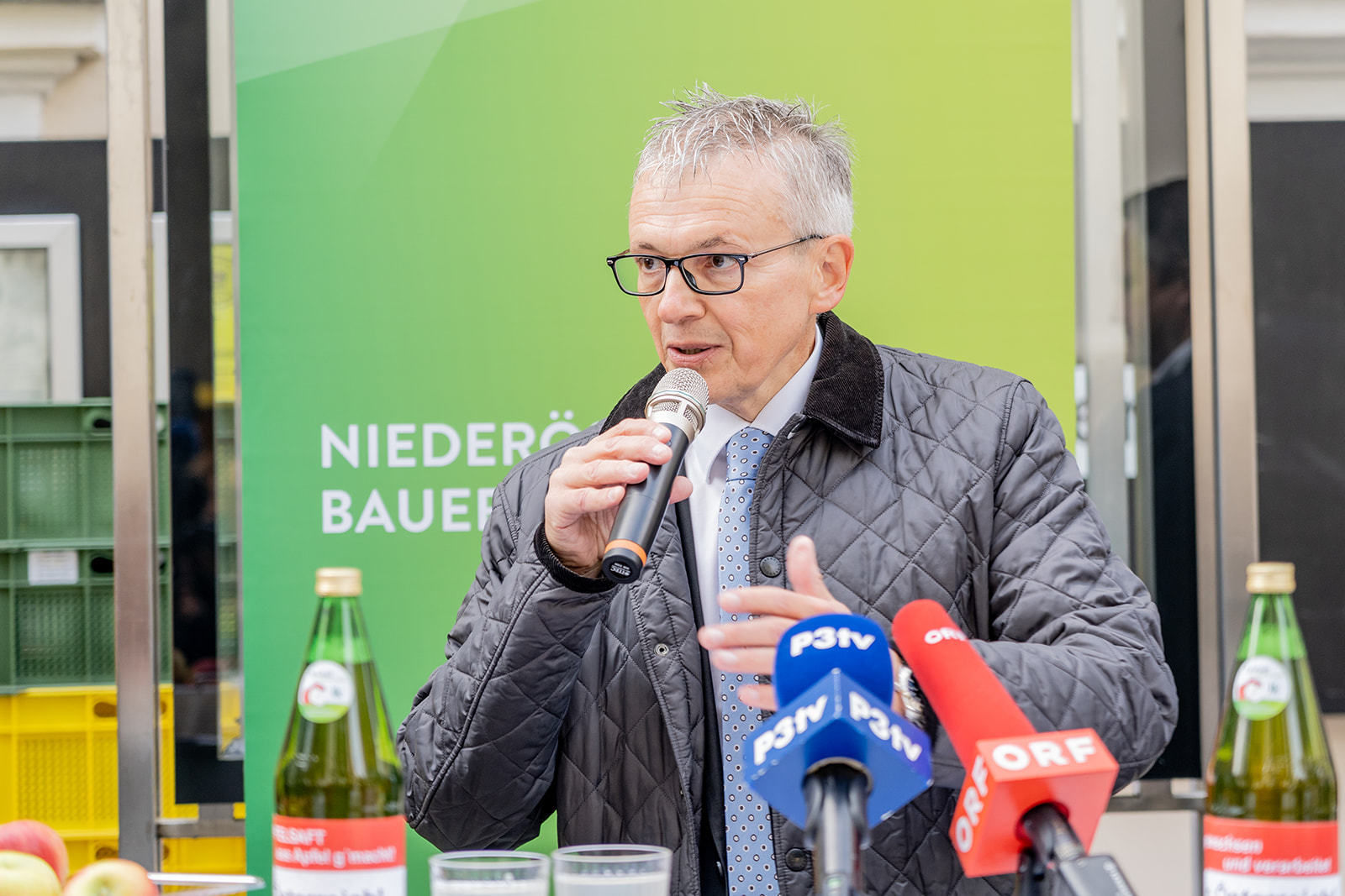 Apfelsaftaktion  Apfelsaft aus Apfel g´macht  der LK NÖ.jpg © Georg Pomassl/LK Niederösterreich Apfelsaftaktion  Apfelsaft aus Apfel g´macht  der LK NÖ.jpg © Georg Pomassl/LK Niederösterreich