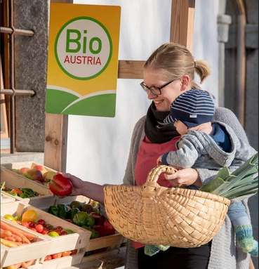 Mutter mit Kleinkind beim Einkaufen von Bio-Lebensmitteln © BIO AUSTRIA/Sonja Fuchs