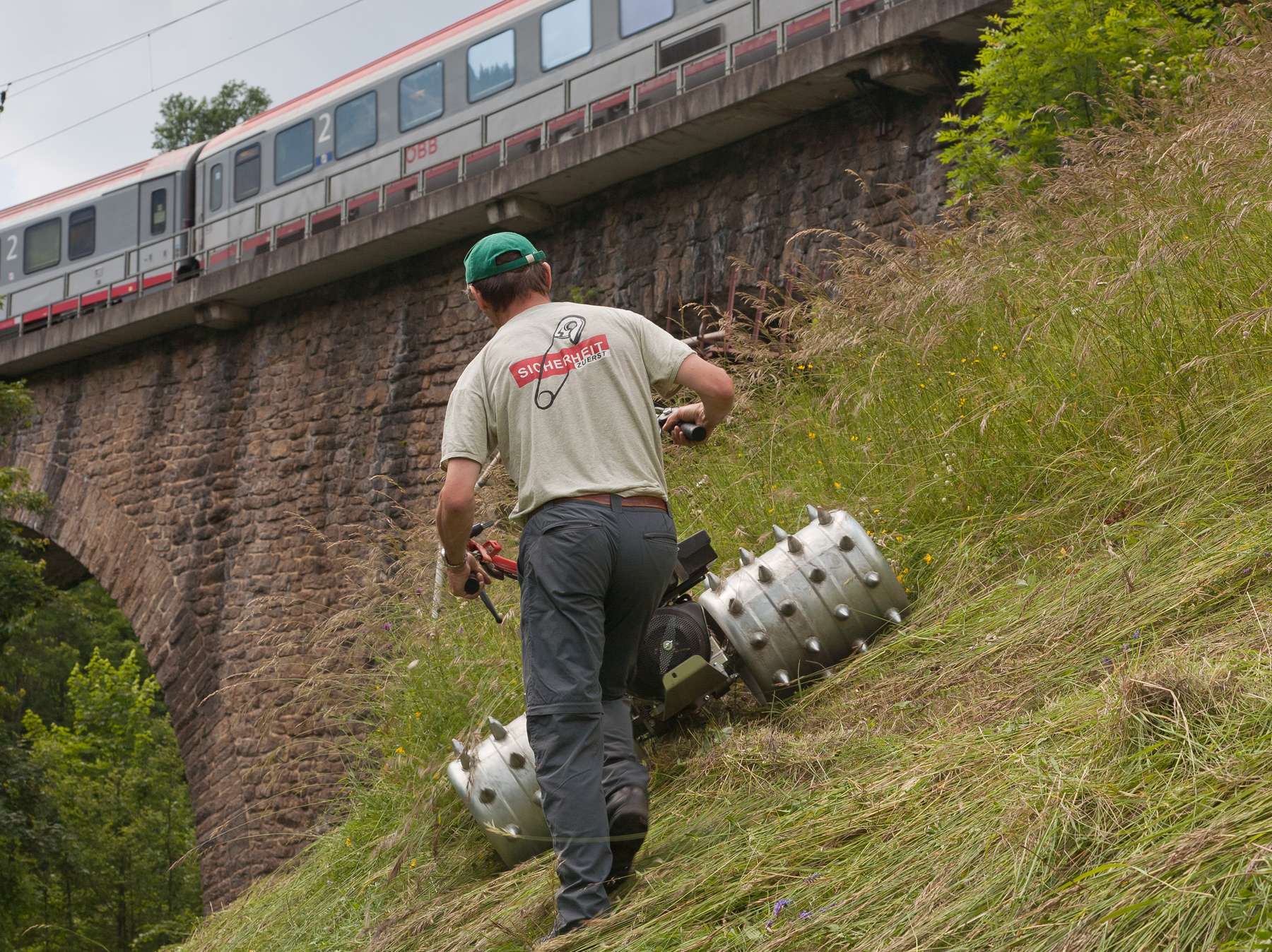 Hang mähen (c) gassner Andreas.jpg © Andreas Gasser Hang mähen (c) gassner Andreas.jpg © Andreas Gasser