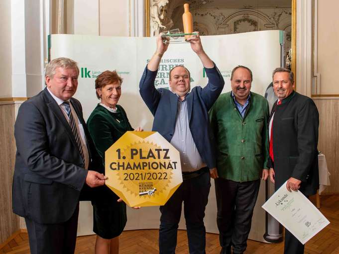 Champion Andreas Lückl mit Gratulanten