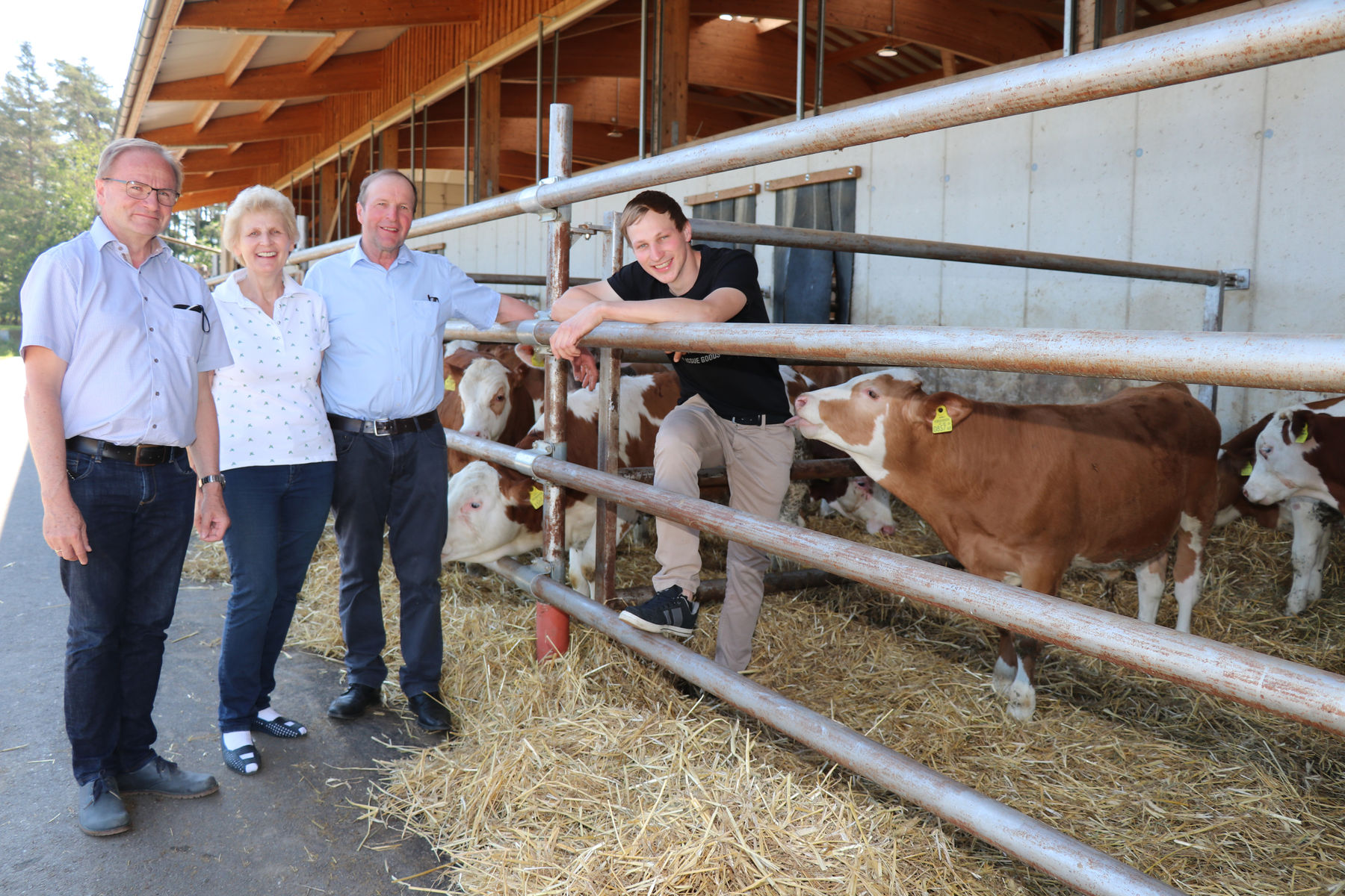 Rindermaststall mit Auslauf und Strohliegeflächen © Paula Pöchlauer-Kozel Rindermaststall mit Auslauf und Strohliegeflächen © Paula Pöchlauer-Kozel