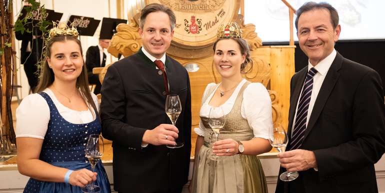 weintaufe2021-104 ÖWM Anna Stöcher.jpg © ÖWM / Anna Stöcher weintaufe2021-104 ÖWM Anna Stöcher.jpg © ÖWM / Anna Stöcher