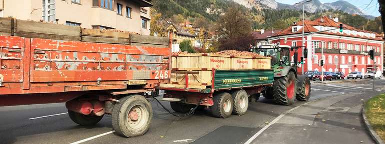 Traktor mit Änhänger auf der Straße © Michaela Kölle Traktor mit Änhänger auf der Straße © Michaela Kölle