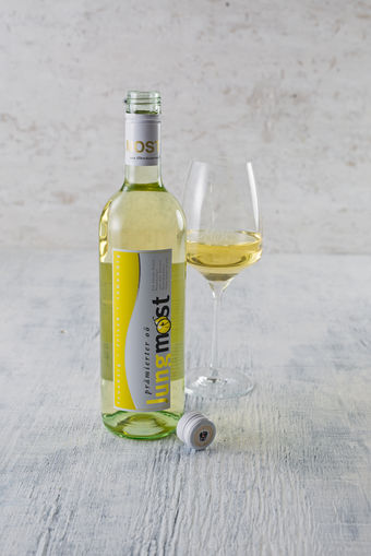 QM_Rollup_Jungmost2_Glas_Foto_Genussland.jpg © Genussland OÖ QM_Rollup_Jungmost2_Glas_Foto_Genussland.jpg © Genussland OÖ