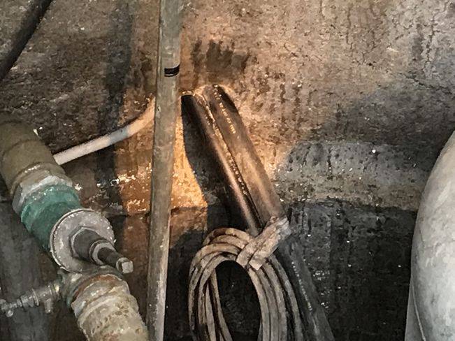 2. Diffusion durch Wand beim Wassertest, somit undichte Stellen eruiert.jpg 2. Diffusion durch Wand beim Wassertest, somit undichte Stellen eruiert.jpg