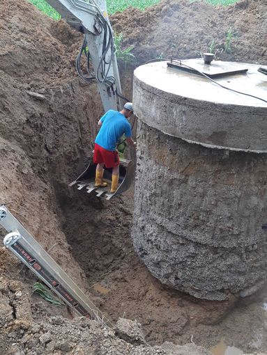 6. Stemmstaub mit Druckluft bzw. Hochdruckreiniger nochmals entfernt und die Schlauchdurchführungen mit Brunnenschaum sorgfältig abgedichtet.jpg